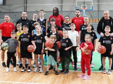 Тренування по баскетболу в рамках соціальної програми Євроліги One Team