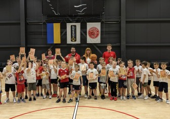 Наймолодшим вихованцям Академії "Прометея" подарували навчальні посібники